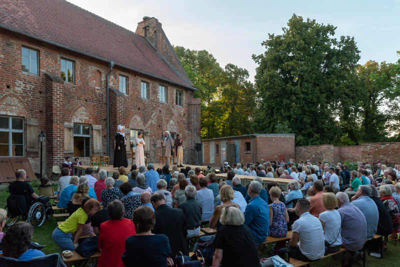 Sommertheater_Gransee_Publikum-Akteure